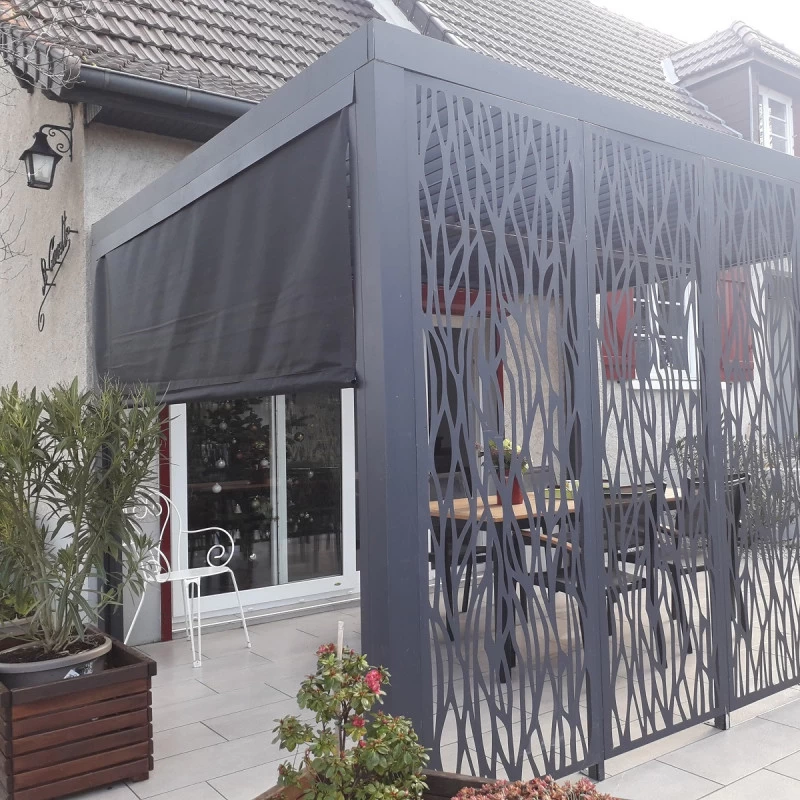 Pergola Bioclimatique Alu Anthracite 10,80m² Toit Avec Lames Ovales Alu + 5 Panneaux Moucharabieh + 1 Rideau Gris – HABRITA 4 Pergola Bioclimatique Alu Anthracite 10,80m² Toit Avec Lames Ovales Alu + 5 Panneaux Moucharabieh + 1 Rideau Gris – HABRITA – Image 2