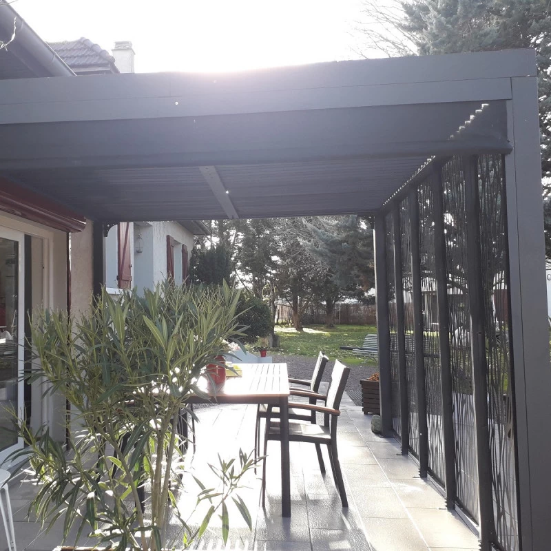 Pergola Bioclimatique Alu Anthracite 10,80m² Toit Avec Lames Ovales Alu + 5 Panneaux Moucharabieh + 1 Rideau Gris – HABRITA 8 Pergola Bioclimatique Alu Anthracite 10,80m² Toit Avec Lames Ovales Alu + 5 Panneaux Moucharabieh + 1 Rideau Gris – HABRITA – Image 6